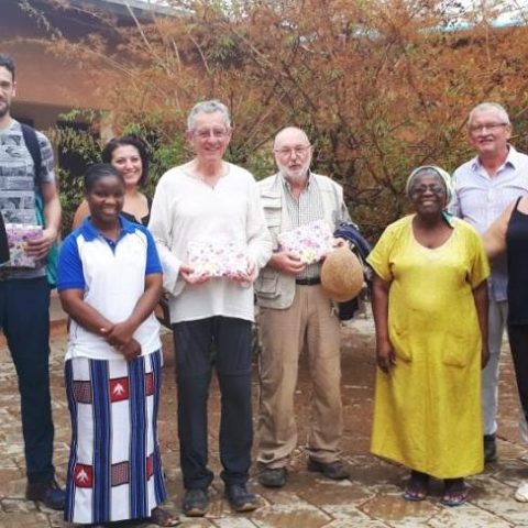 Les intervenants en compagnie de Soeur Rose et Soeur Mireille, responsables du Centre YENU GEO