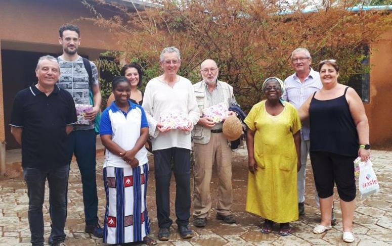 Les intervenants en compagnie de Soeur Rose et Soeur Mireille, responsables du Centre YENU GEO